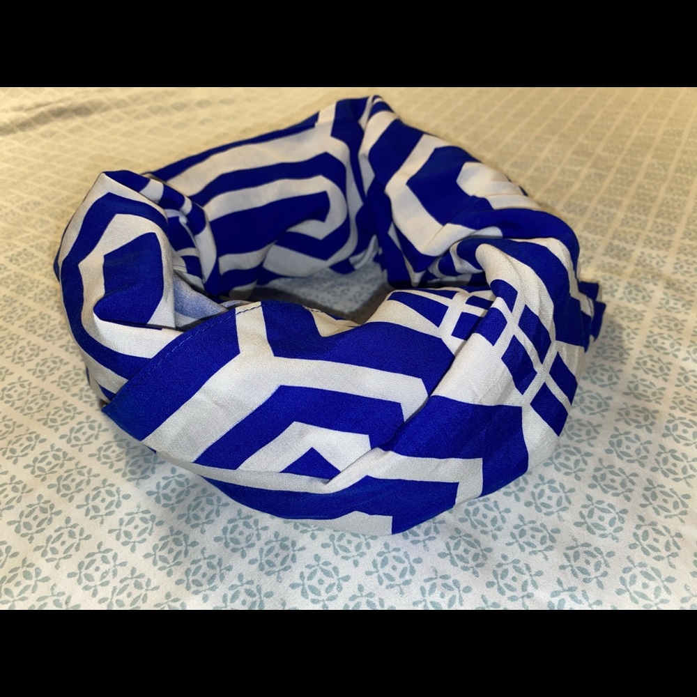 Blue and White Geometric Infinity Scarf 🧣🌸🧣